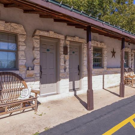 Country Inn Motel Фредериксберг Экстерьер фото