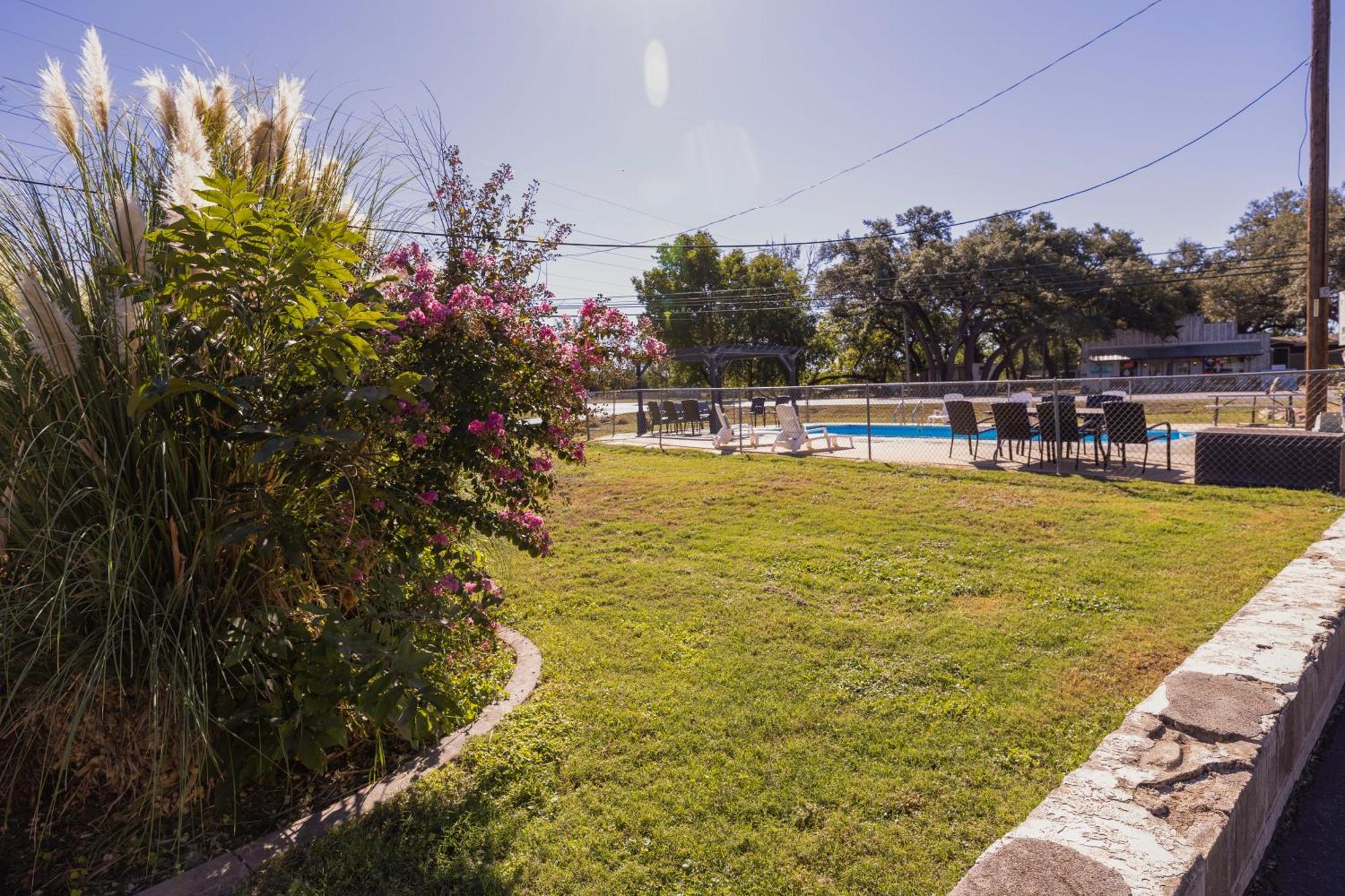 Country Inn Motel Фредериксберг Экстерьер фото